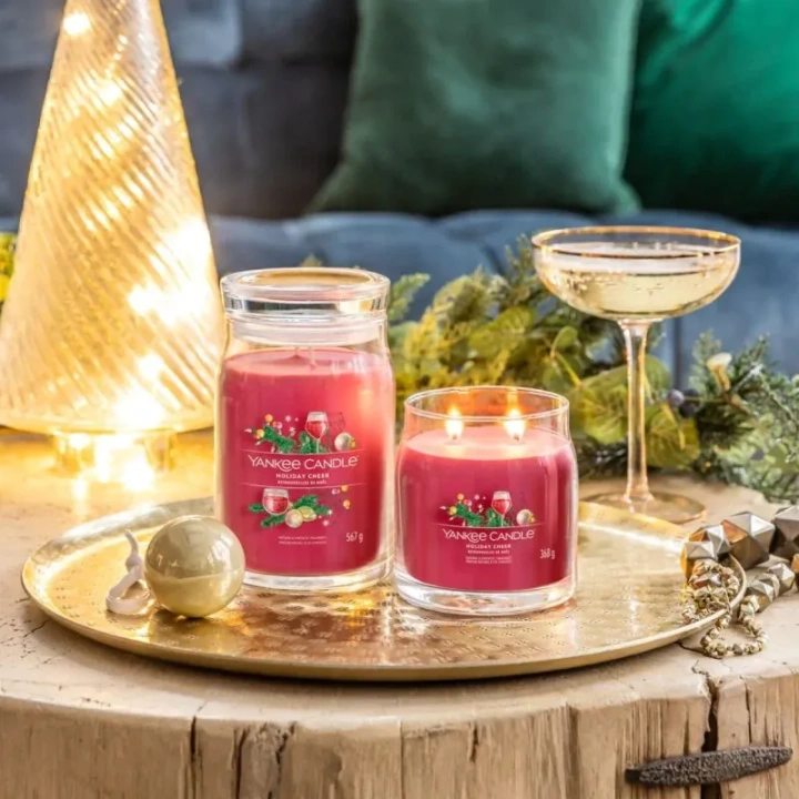 YANKEE CANDLE Signature Średnia świeca w słoiku SPARKLING WINTERBERRY 368g