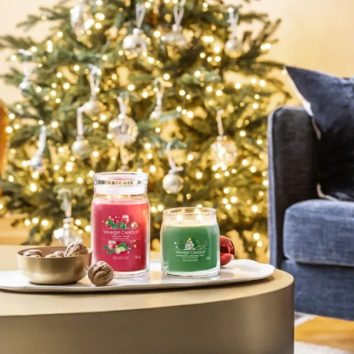 YANKEE CANDLE Signature Średnia świeca w słoiku SHIMMERING CHRISTMAS TREE 368g