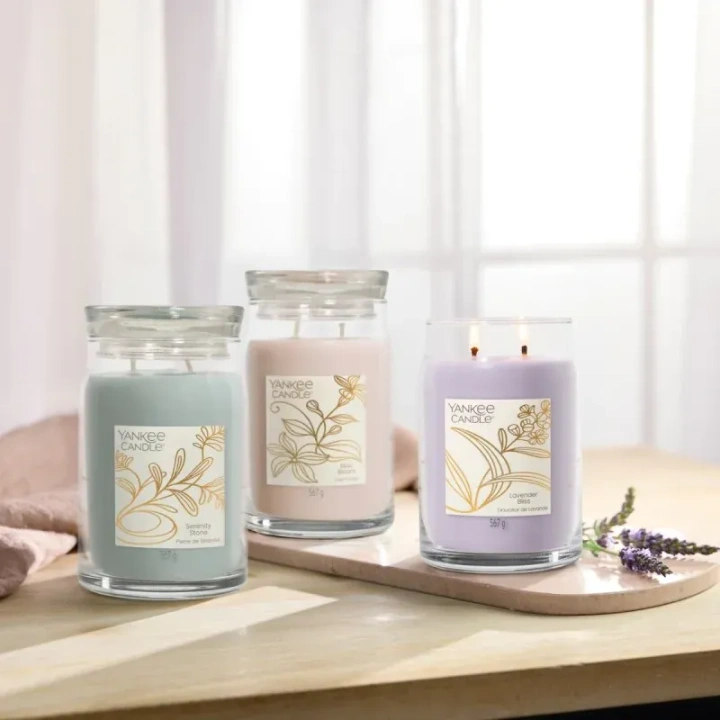 YANKEE CANDLE Signature Duża świeca w słoiku LAVENDER BLISS 567g