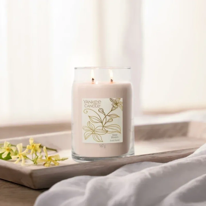 YANKEE CANDLE Signature Duża świeca w słoiku SLOW BLOOM 567g