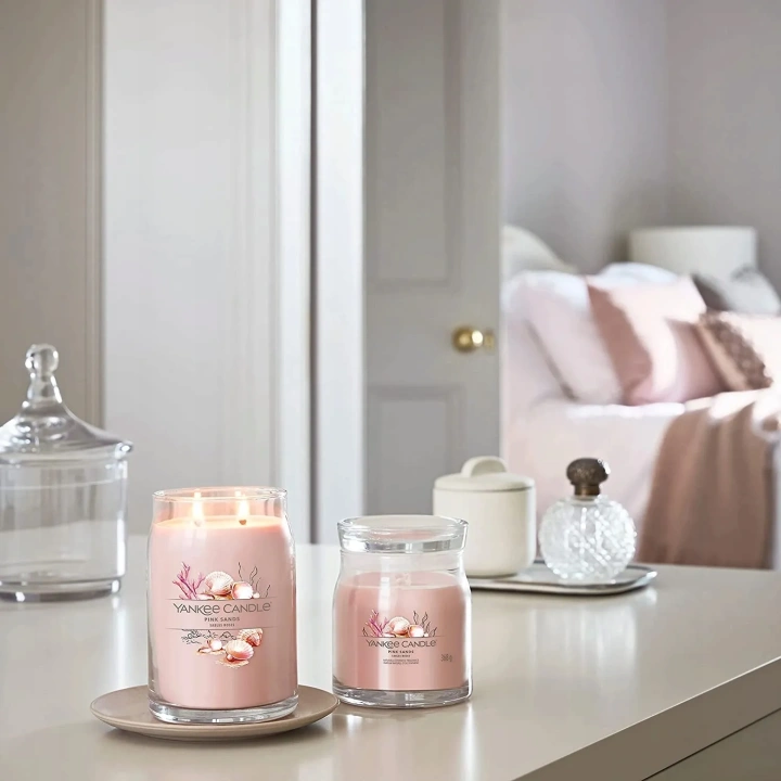 YANKEE CANDLE Signature Średnia świeca w słoiku PINK SANDS 368g