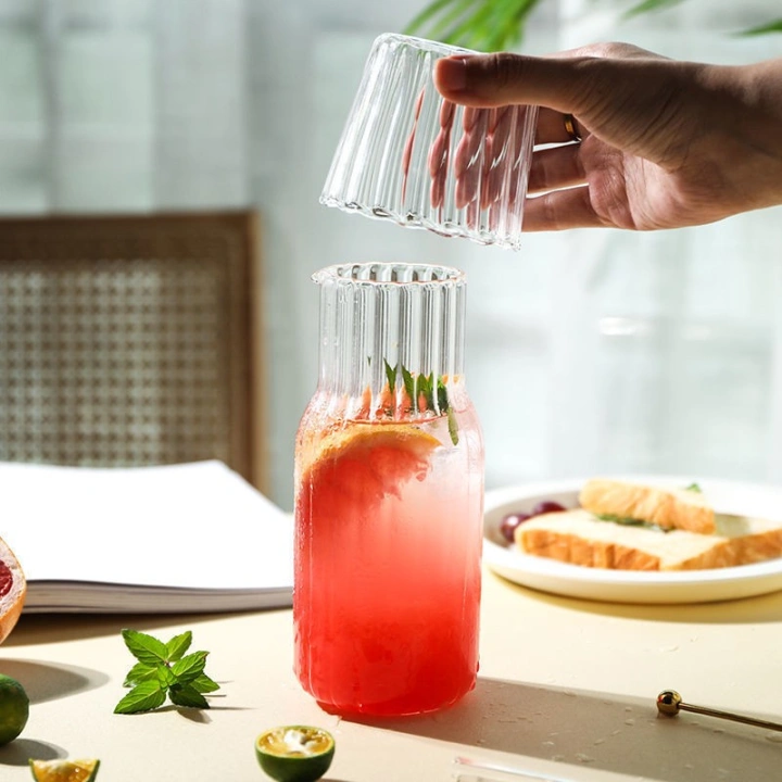 ECARLA karafka z falowanymi ściankami 510ml i pokrywką-szklanką 220ml KARR02