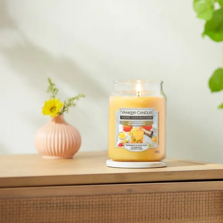YANKEE CANDLE Home Inspiration Duża świeca w słoiku ZESTY MARGARITA 538g