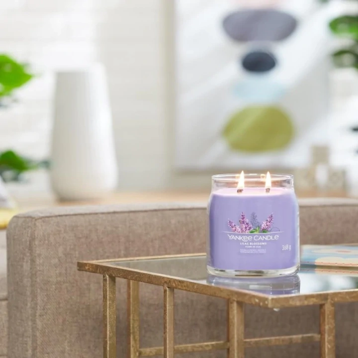 YANKEE CANDLE Signature Średnia świeca w słoiku LILAC BLOSSOMS 368g