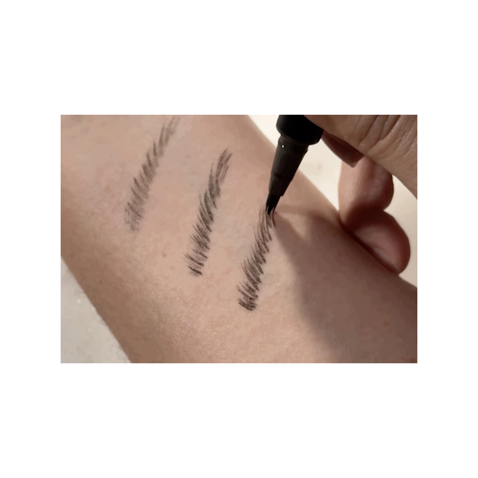 CATRICE Feather Brow Filler pisak do brwi 030 Soft Black 0,5ml