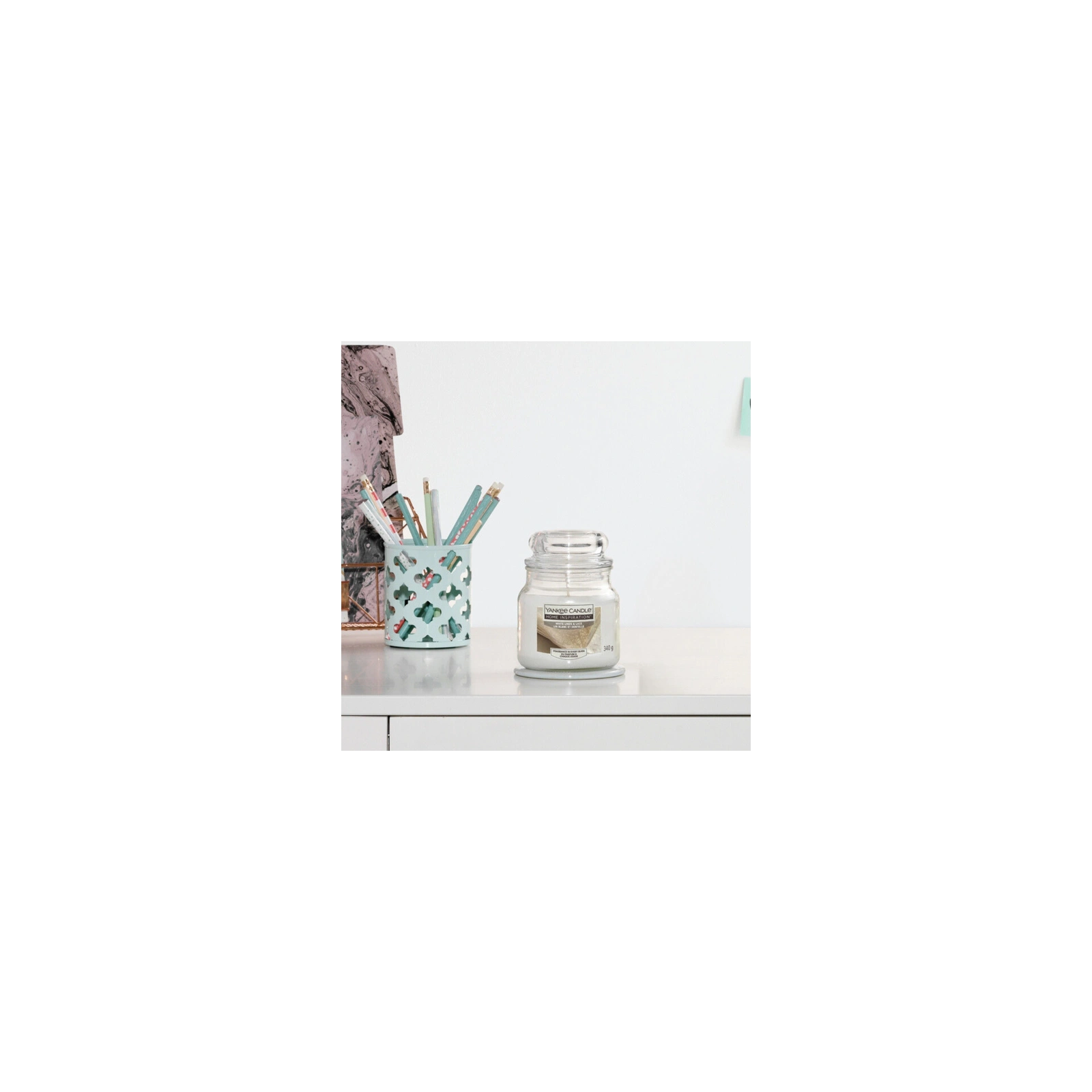 YANKEE CANDLE Home Inspiration Średnia świeca w słoiku WHITE LINEN & LACE 340g