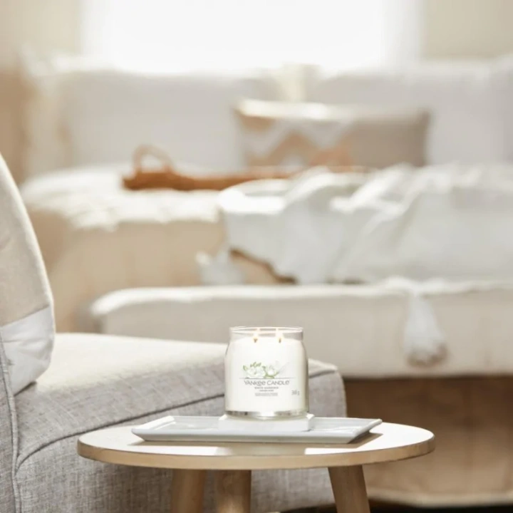 YANKEE CANDLE Signature Średnia świeca w słoiku WHITE GARDENIA 368g