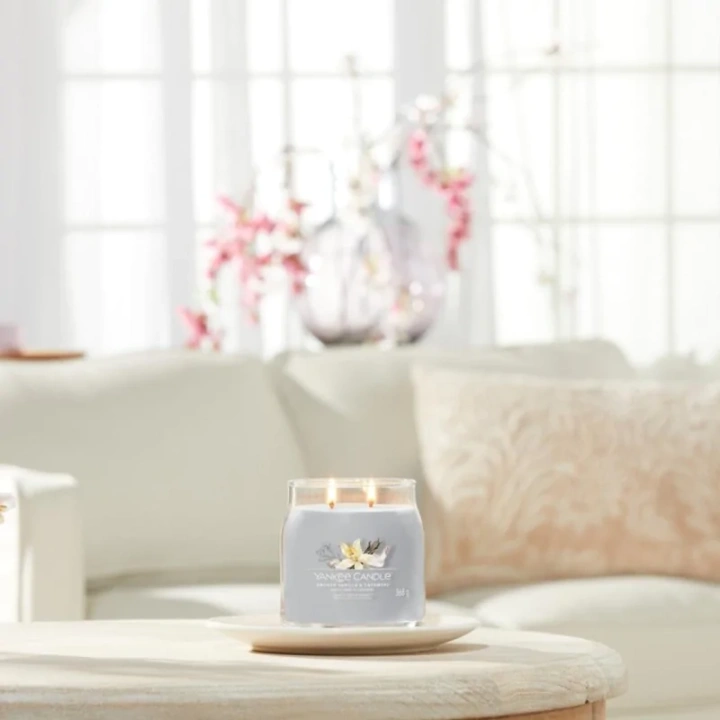 YANKEE CANDLE Signature Średnia świeca w słoiku SMOKED VANILLA & CASHMERE 368g