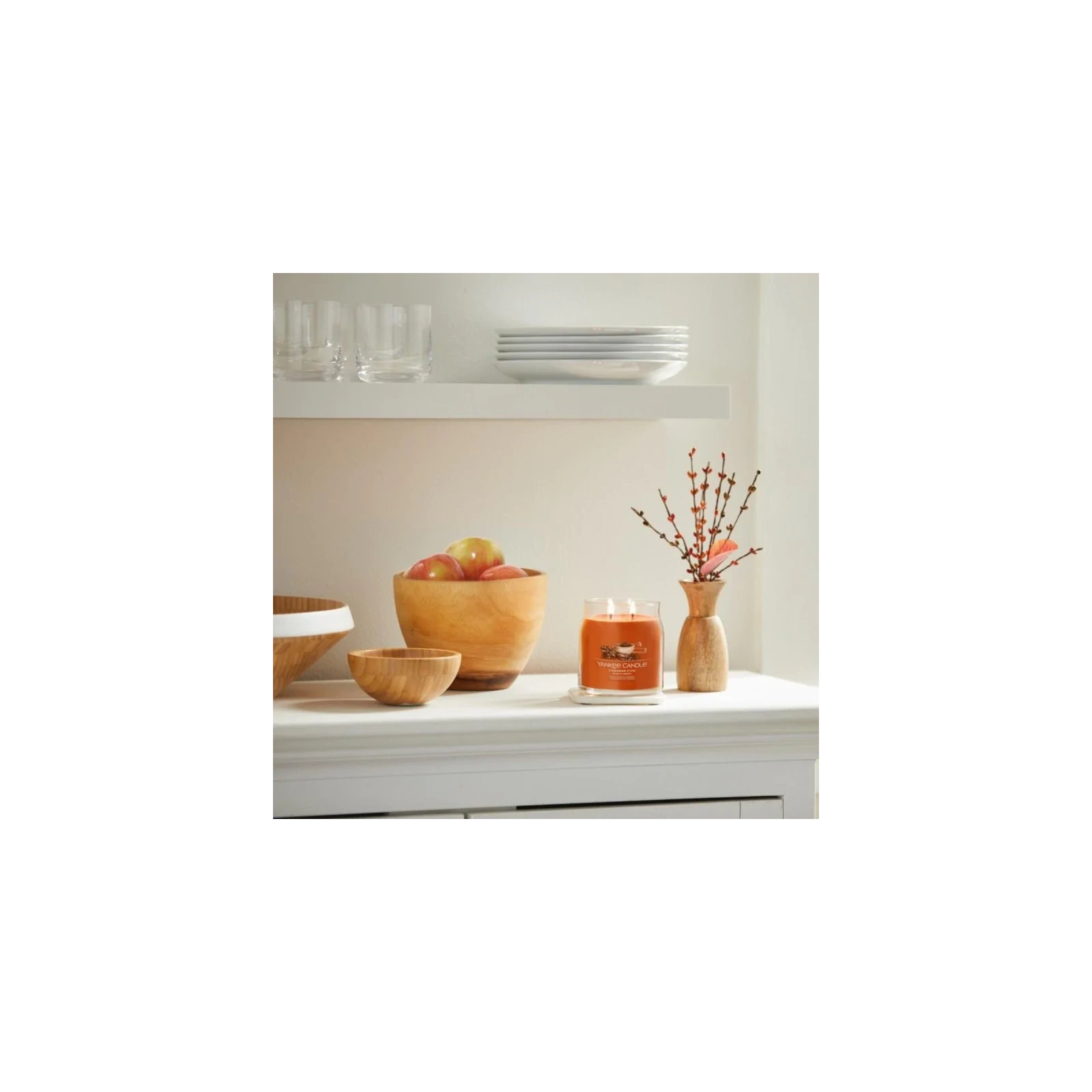 YANKEE CANDLE Signature New Średnia świeca w słoiku CINNAMON STICK 368g