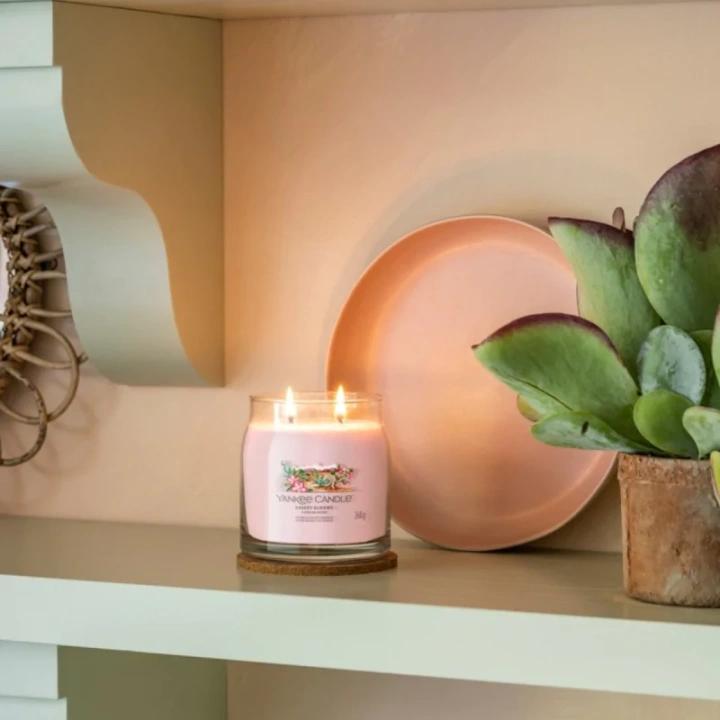 YANKEE CANDLE Signature Średnia świeca w słoiku DESERT BLOOMS 368g
