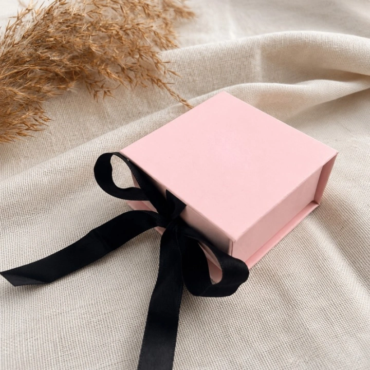eCarla pudełko prezentowe na kolczyki różowe ze wstążką 7x7x3,5cm PDOZ29R