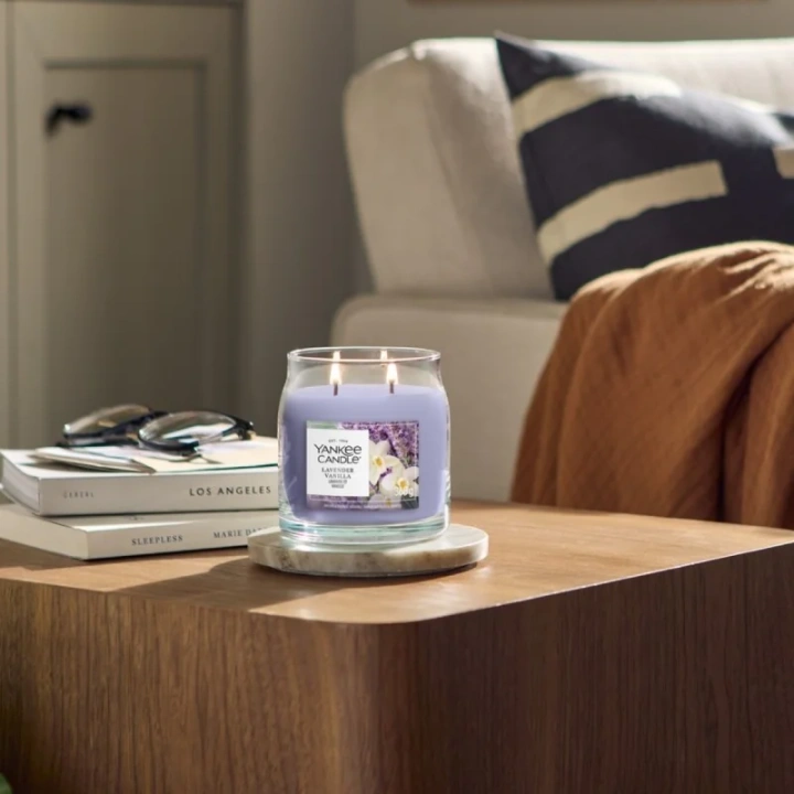 YANKEE CANDLE Signature Lavender Vanilla średnia świeca zapachowa 368g
