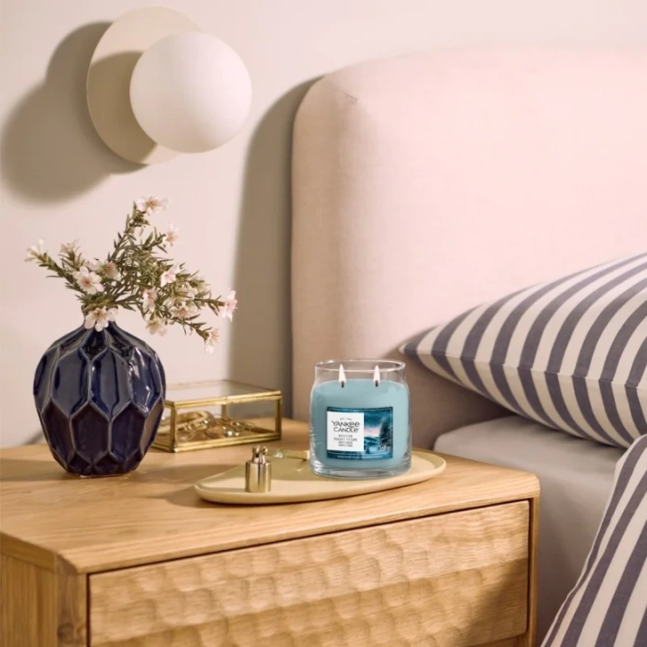 YANKEE CANDLE Winter Night Stars świeca zapachowa Signature średnia 368g
