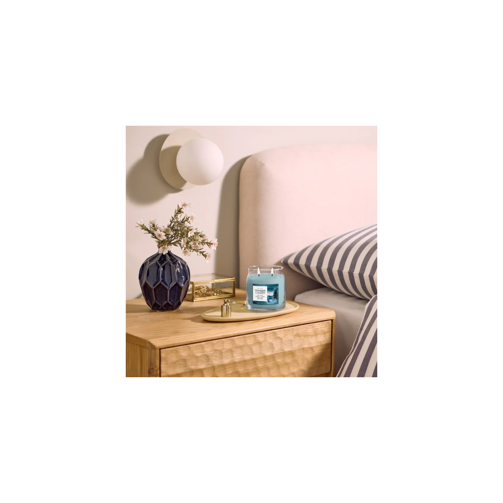YANKEE CANDLE Winter Night Stars świeca zapachowa Signature średnia 368g