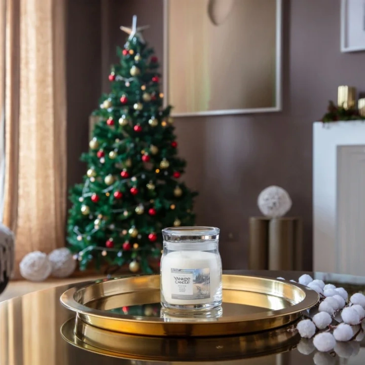 YANKEE CANDLE Winter Walk świeca zapachowa Signature średnia 368g