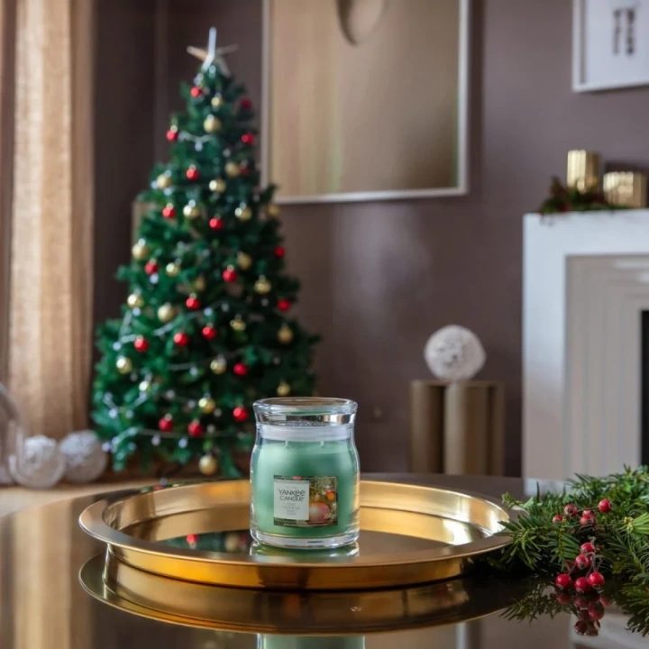 YANKEE CANDLE Tree Trimming świeca zapachowa Signature średnia 368g