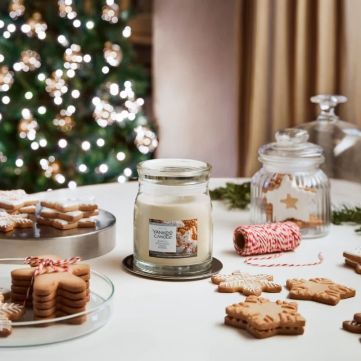 YANKEE CANDLE Baking Memories świeca zapachowa Signature średnia 368g
