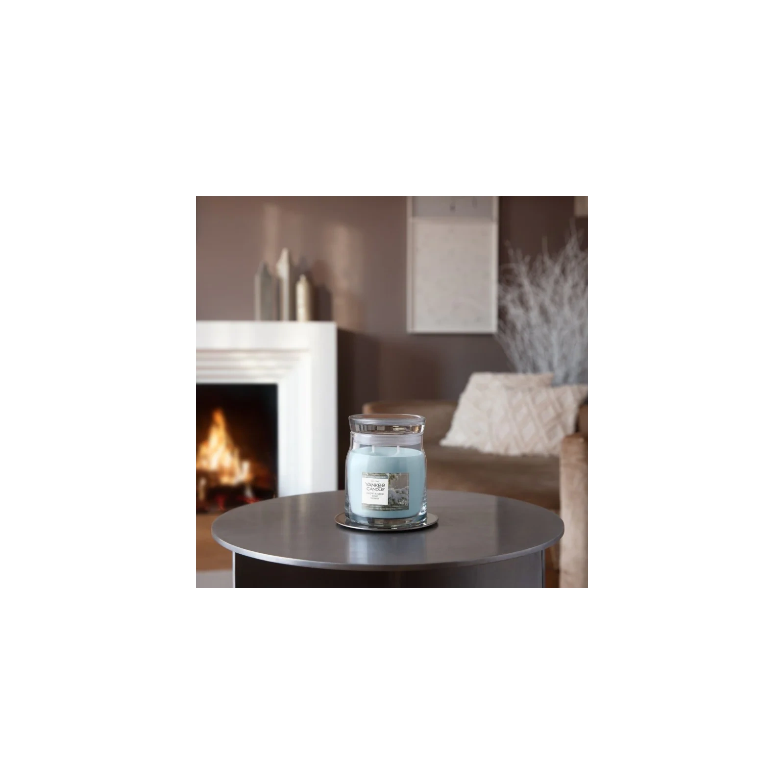 YANKEE CANDLE Snow Kissed Pine świeca zapachowa Signature średnia 368g