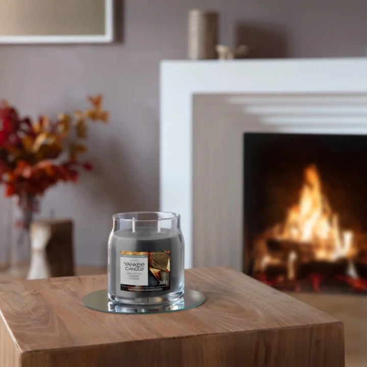 YANKEE CANDLE Crackling Embers świeca zapachowa Signature średnia 368g