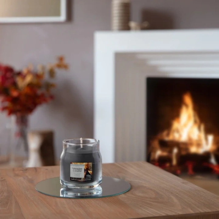 YANKEE CANDLE Crackling Embers świeca zapachowa Signature mała 110g