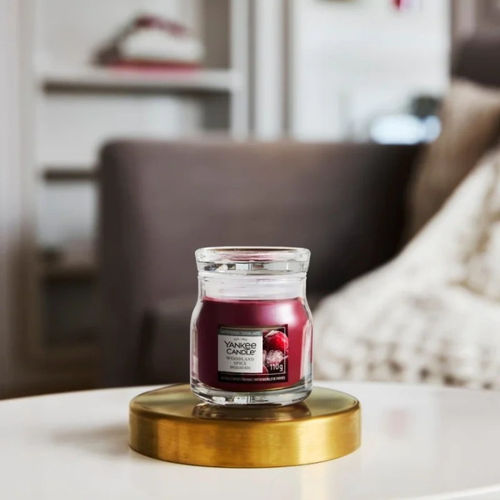 YANKEE CANDLE Woodland Spice świeca zapachowa Signature mała 110g