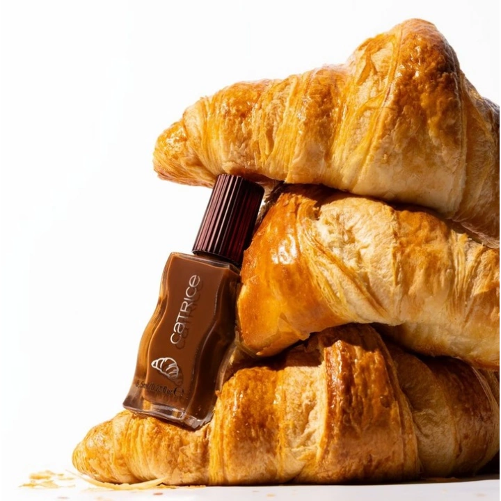 Catrice Autumn Delights Sweet Treat błyszczyk do ust C02 Fresh Baked Croissant 8.5ml