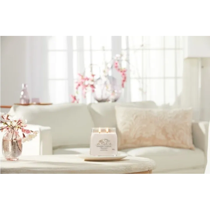 YANKEE CANDLE Signature Średnia świeca w słoiku WARM CASHMERE 368g