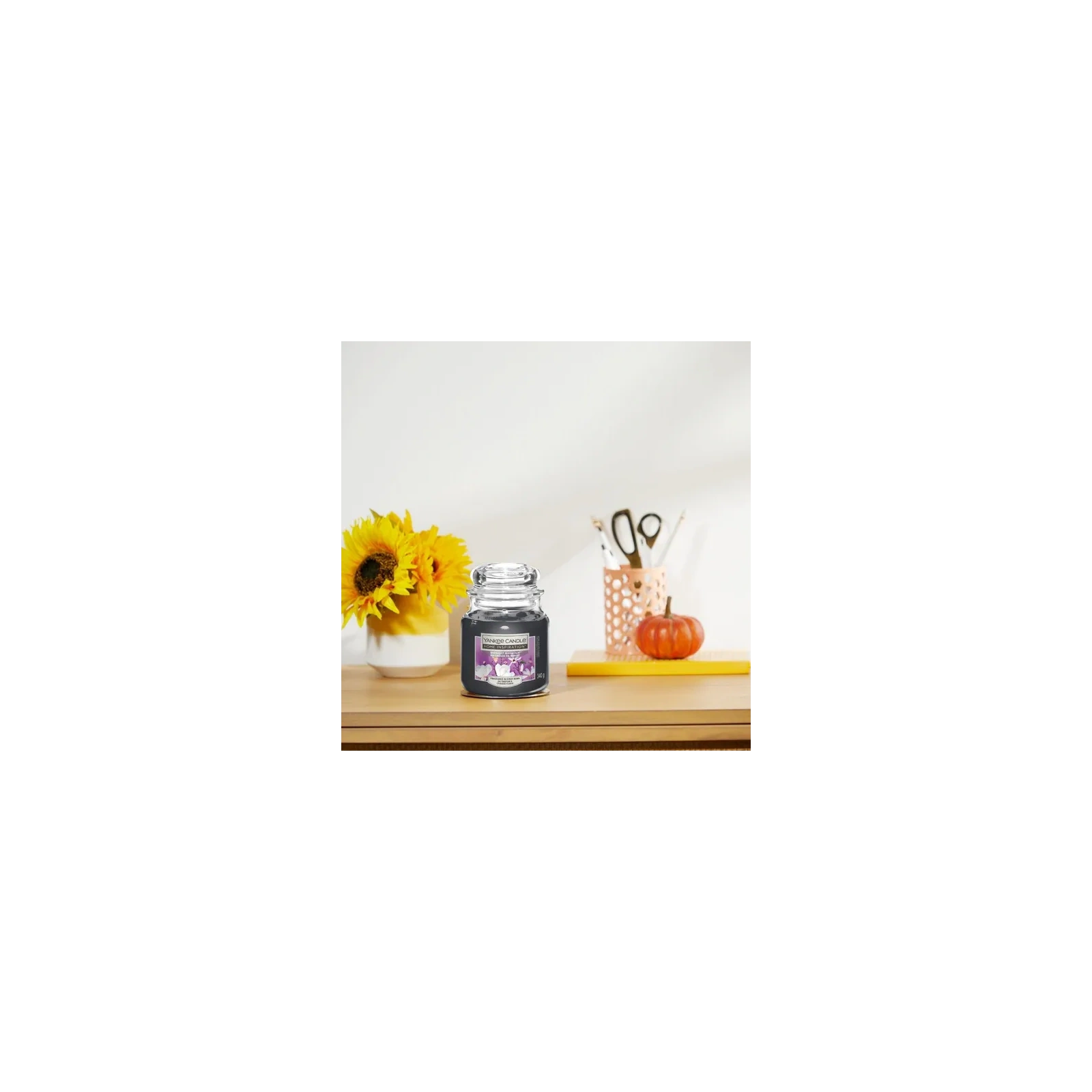 YANKEE CANDLE Home Inspiration Średnia świeca w słoiku MIDNIGHT MAGNOLIA 340g
