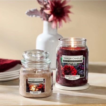 YANKEE CANDLE Home Inspiration Średnia świeca w słoiku CAMPFIRE STORIES 340g
