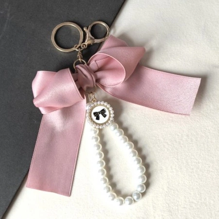 ECARLA brelok do kluczy KOKARDA z perłami Różowa BRL362R