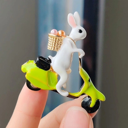 ECARLA broszka ozdobna Króliczek Na Skuterze BZ193