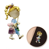 ECARLA broszka emaliowana Dziewczynka z Torebką BZ201