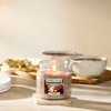 YANKEE CANDLE Home Inspiration Średnia świeca w słoiku CAMPFIRE STORIES 340g