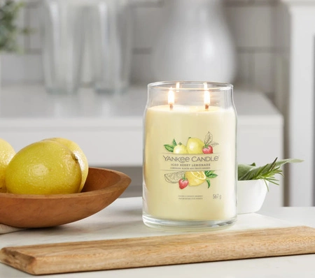 YANKEE CANDLE Signature Duża świeca w słoiku Iced BERRY LEMONADE 567g