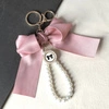ECARLA brelok do kluczy KOKARDA z perłami Różowa BRL362R
