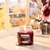 YANKEE CANDLE Home Inspiration Średnia świeca w słoiku TWILIGHT DAHLIA 340g