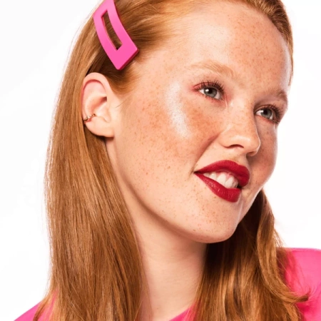 ESSENCE Baby Got Holo Glow rozświetlacz do twarzy w sztyfcie 10 Holy Apricotly 5g