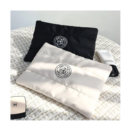 ECARLA kosmetyczka pikowana, wodoodporna 22x31cm Biała KS144B