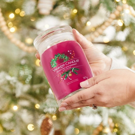 YANKEE CANDLE Signature Duża świeca w słoiku SPARKLING WINTERBERRY 567g