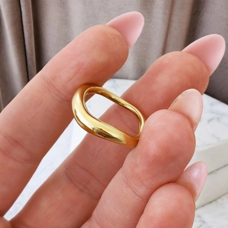 ECARLA pierścionek ze stali chirurgicznej platerowanej złotem PST924R7