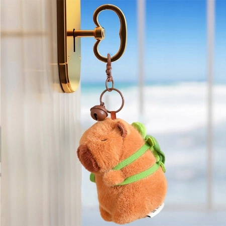 ECARLA brelok do kluczy KAPIBARA z zielonym plecakiem i dzwoneczkiem BRL361