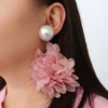 ECARLA kolczyki wiszące, efektowny tiulowy kwiat z perłą, sztyft Krem K1710