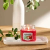 YANKEE CANDLE Home Inspiration Średnia świeca w słoiku MISTLETOE CHARM 340g