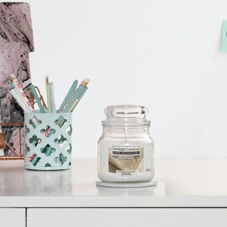 YANKEE CANDLE Home Inspiration Średnia świeca w słoiku WHITE LINEN & LACE 340g